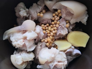 黄豆猪脚汤,把清洗干净的猪脚放入砂锅里，放入黄豆和姜片