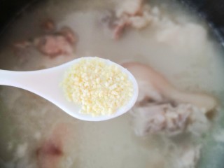 黄豆猪脚汤,和鸡精搅拌均匀再煮一开即可