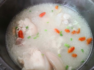 黄豆猪脚汤,搅拌均匀再烧一开出锅