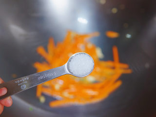 鸡蛋炒河粉,锅留底油，炒香蒜碎，下入胡萝卜丝煸炒片刻，加盐调味，炒至盐融化