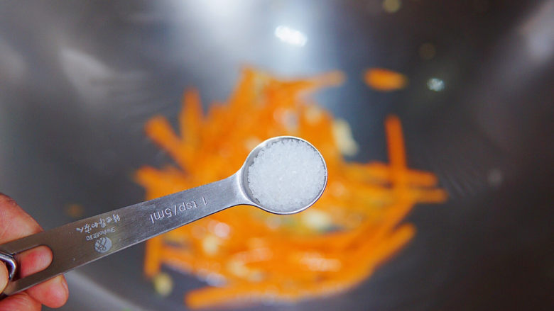 鸡蛋炒河粉,锅留底油，炒香蒜碎，下入胡萝卜丝煸炒片刻，加盐调味，炒至盐融化