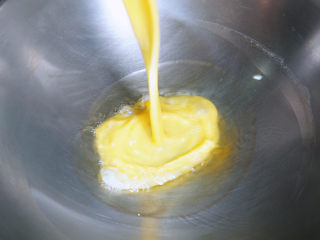 鸡蛋炒河粉,鸡蛋打散，油温要高一些，中大火快速滑炒蛋液至凝固，盛出，备用
