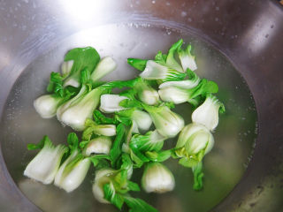 鸡蛋炒河粉,开水焯烫半分钟，捞出过冷水，保持小青菜翠绿的色泽