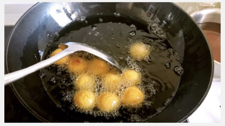 炸地瓜丸子,炸到金黄色，上色均匀就可以出锅了。