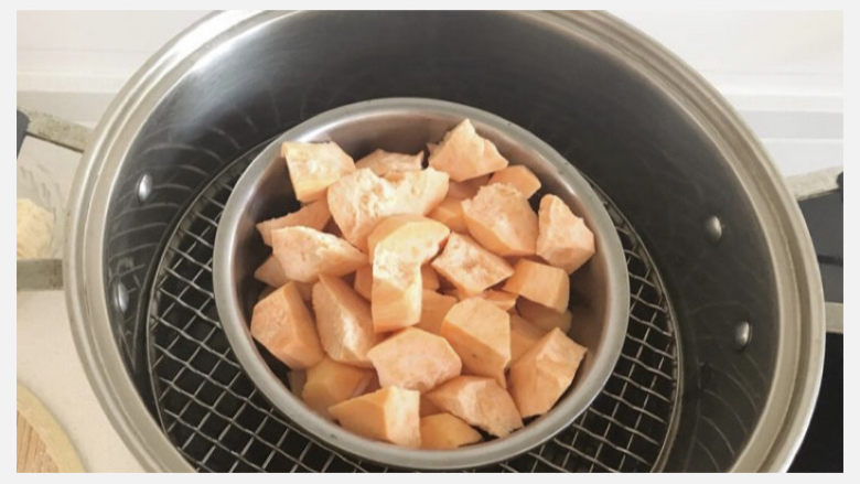 炸地瓜丸子,切好块的红薯放蒸锅中蒸熟。