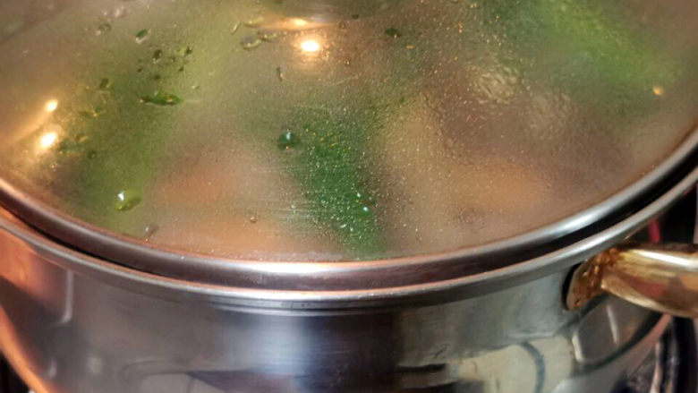 黄豆猪脚汤,煮开，盖好盖子，小火焖煮30分钟