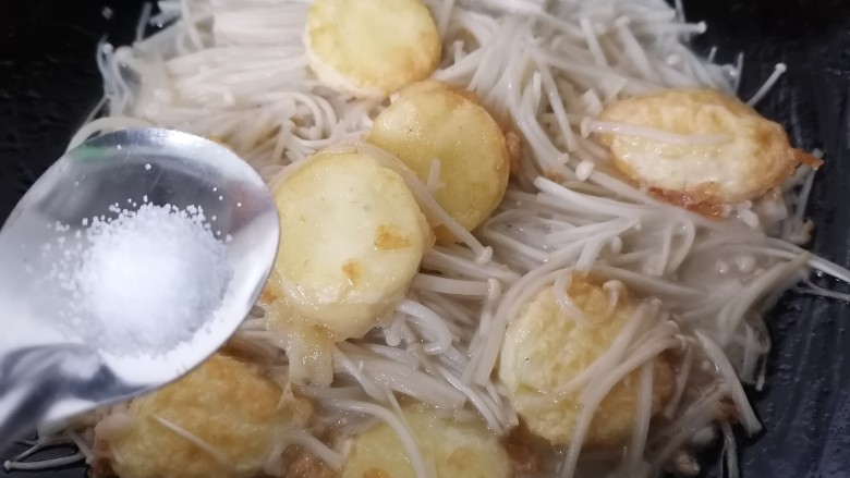 金针菇日本豆腐,加入半勺盐调味