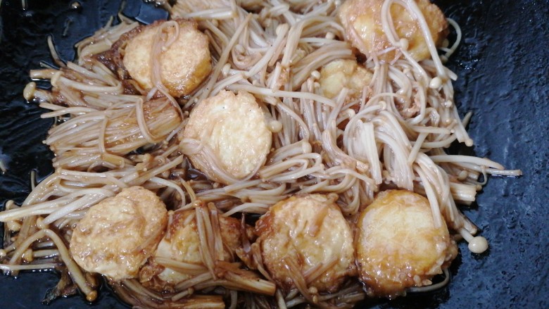 金针菇日本豆腐,翻炒均匀入味上色即可出锅
