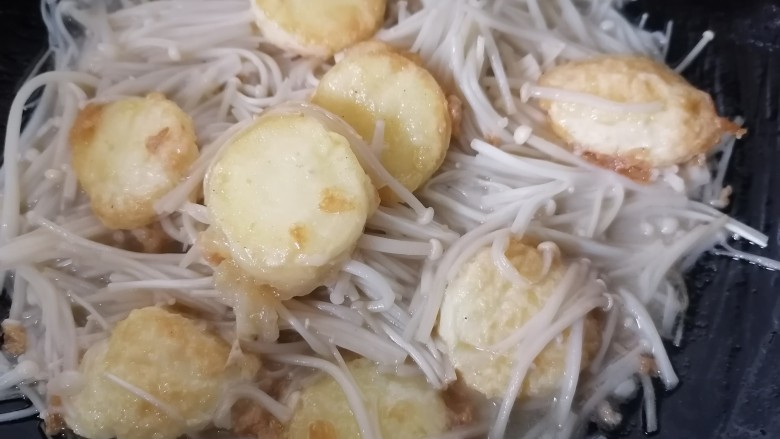 金针菇日本豆腐,炒至金针菇变软