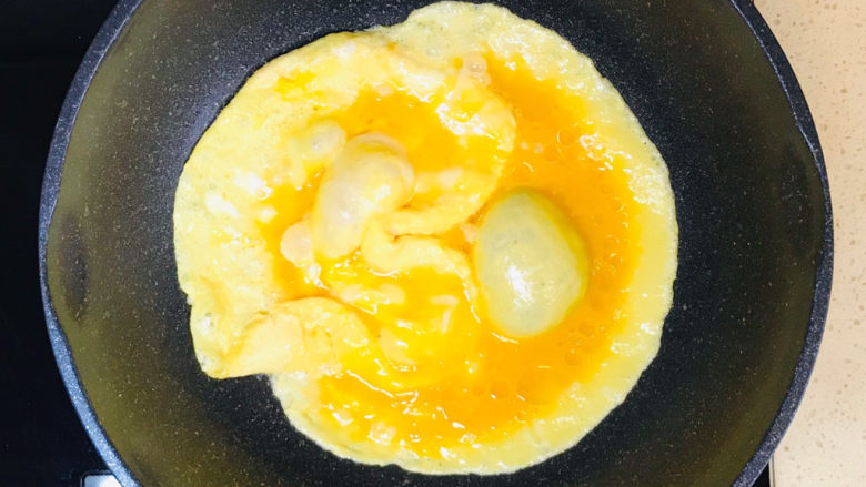 鸡蛋炒河粉,倒入鸡蛋液，煎至金黄色的鸡蛋饼