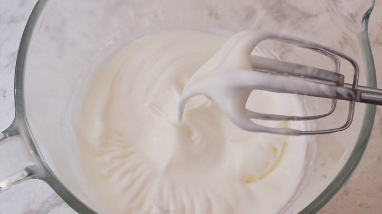 半熟芝士蛋糕,打发至湿性发泡，就是提起打蛋器有大弯头