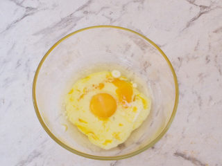 半熟芝士蛋糕,蛋黄中加入玉米油、牛奶搅拌均匀