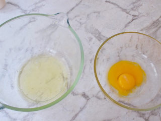 半熟芝士蛋糕,先制作一个戚风蛋糕胚：将鸡蛋分离出蛋黄和蛋清