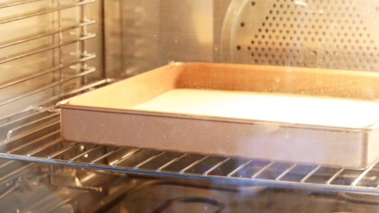 半熟芝士蛋糕,放入预热好的烤箱，上下火150度，中层15-20分钟