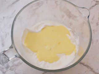 半熟芝士蛋糕,再把拌匀的蛋黄糊倒回蛋白中