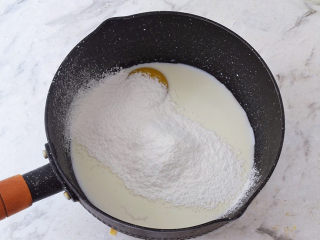 半熟芝士蛋糕,开始制作芝士糊：先把鸡蛋分离出蛋黄和蛋清，将蛋黄、牛奶、糖、低筋面粉和玉米淀粉倒入奶锅中