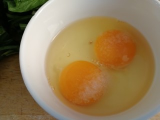 炒合菜,两个鸡蛋加半小勺盐，打散。