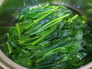 炒合菜,水开放入菠菜，焯水半分钟去草酸。