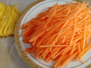炒合菜,半个胡萝卜切丝。