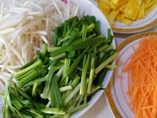 炒合菜,韭菜摘洗干净，切段。