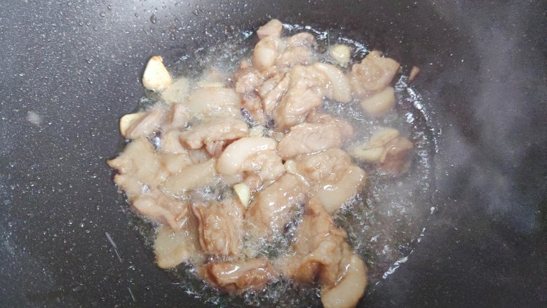 干锅千页豆腐,翻炒至五花肉变色