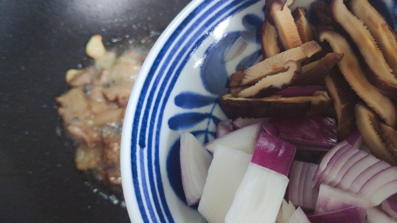 干锅千页豆腐,加入洋葱和香菇