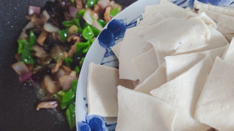 干锅千页豆腐,加入千页豆腐