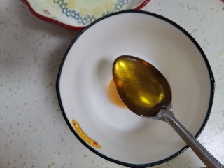 蜂蜜焦糖土司片,加入一勺蜂蜜搅拌均匀