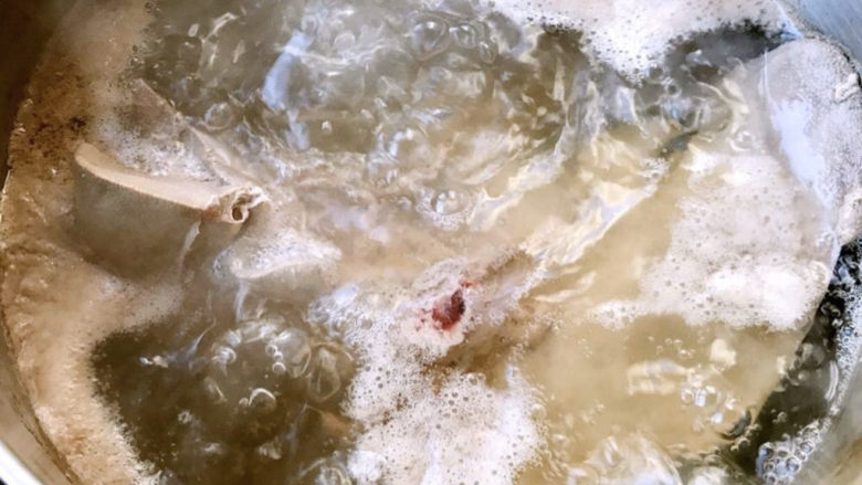 白切猪肝,焯水的目的是为了去除杂质和血水的排出，焯好水的猪肝立即放入冷水中过凉多冲洗几遍洗净沥干水份