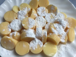 金针菇日本豆腐,加入淀粉，裹满淀粉