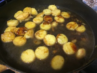 金针菇日本豆腐,加入适量清水，酱油，蚝油，黄豆酱