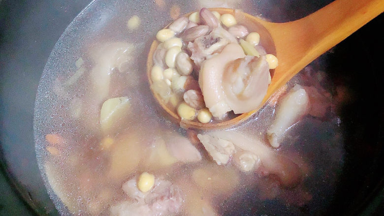 黄豆猪脚汤,猪蹄汤压好后，选择开盖炖煮继续炖煮20分钟。