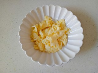 鸡蛋炒河粉,鸡蛋液凝固，用筷子划散，盛出备用