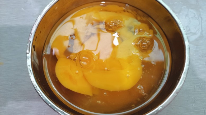 培根炒蛋,鸡蛋打入碗中