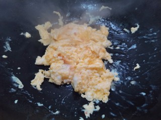 培根炒蛋,鸡蛋下锅煎至成形捞放一边