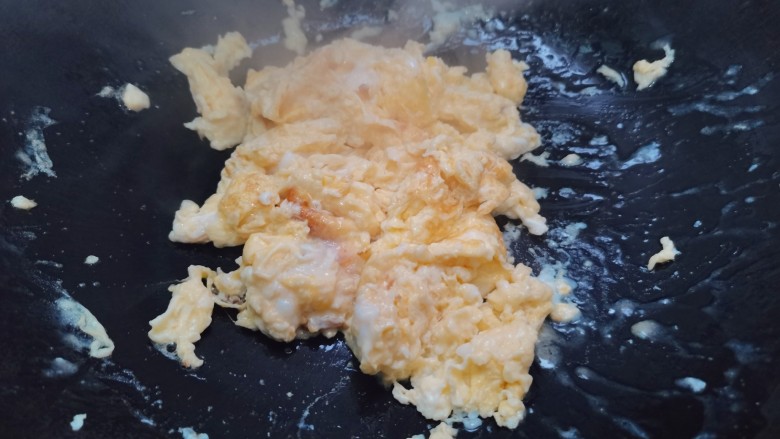 培根炒蛋,鸡蛋下锅煎至成形捞放一边