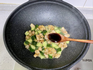 黄瓜炒鸡丁，荤素搭配，清新爽口,加入1勺蚝油。