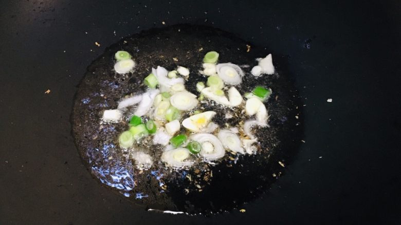 油菜白玉菇,倒入少许食用油，待油加热后，放入花椒、洋葱、蒜片爆锅。