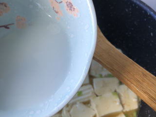 葱油豆腐,出锅前淋入芡汁。