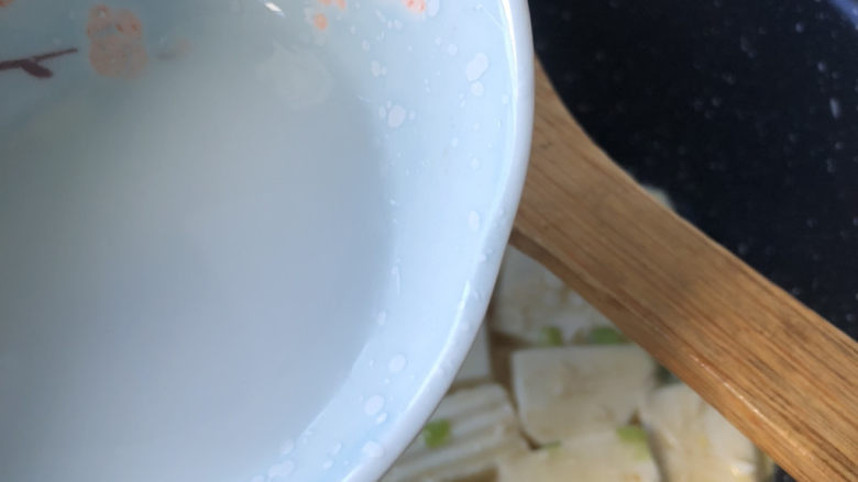 葱油豆腐,出锅前淋入芡汁。