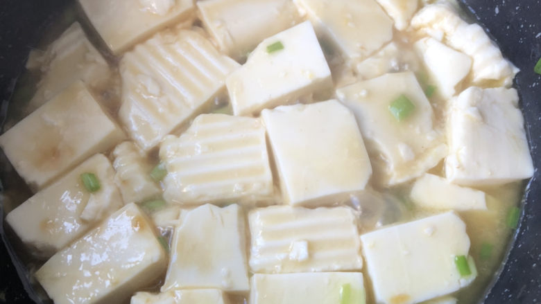 葱油豆腐,小火慢慢炖煮几分钟入味。