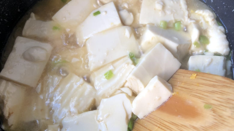 葱油豆腐,略微再煮一会儿收汁。