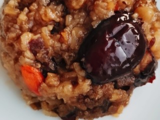 红枣糯米饭,姜糯米放盛到小碗中，倒扣在盘中