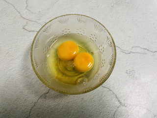 培根炒蛋,鸡蛋打入碗中加入少许盐和料酒