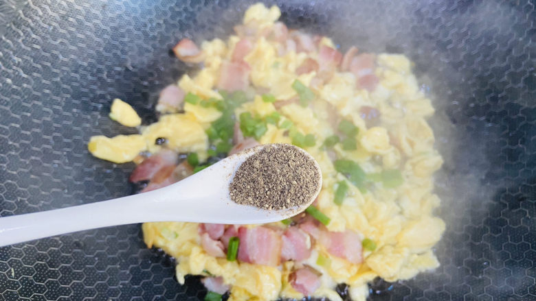 培根炒蛋,适量的黑胡椒粉翻炒均匀即可食用