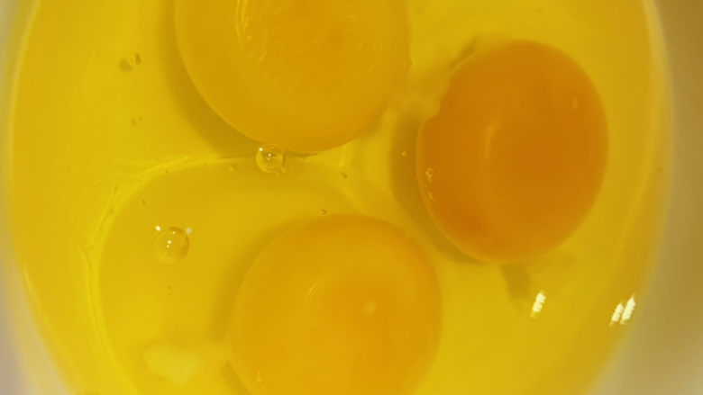 培根炒蛋,鸡蛋打入碗内