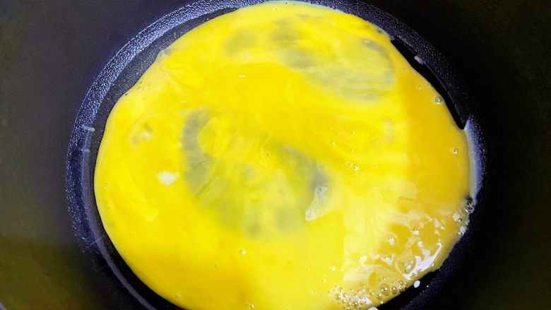 培根炒蛋,锅中倒入适量的食用油烧热，倒入蛋液