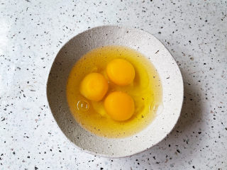 培根炒蛋,鸡蛋打入碗中