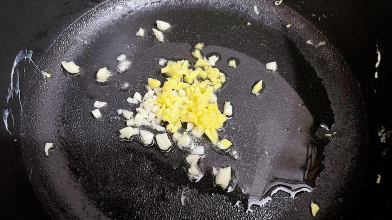 培根炒蛋,原锅倒入适量的食用油烧热，放入蒜末姜末爆香