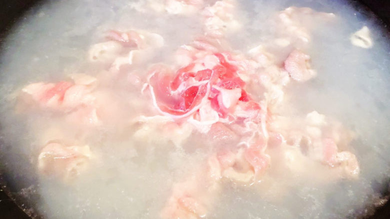 金针菇日本豆腐,锅中烧开水放入肥羊片焯水去除多余的油脂